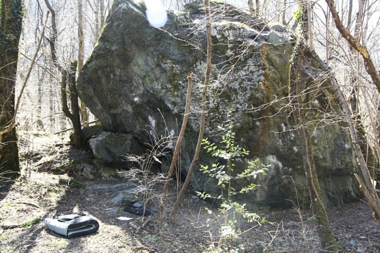 Kamen c.11 od silnice. Kamen c.11 od silnice.