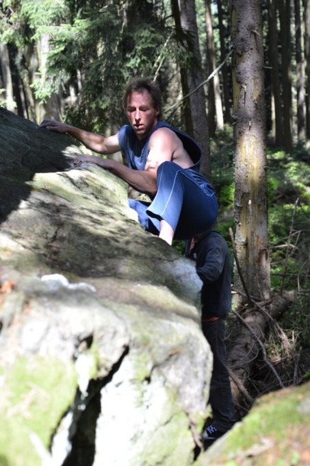 Patrik ve výlezu bouldru Z nudy kudy. Patrik