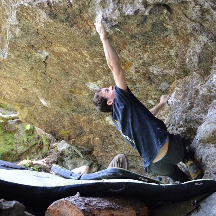 Láďa pokusuje Bandu idiotů 7A+. lada